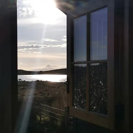 Lakeside Shepherd'S Hut In Donegal For Glamping In Ireland 度假居